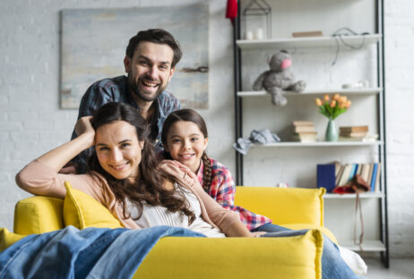 familia-feliz-sentada-no-sofa-na-sala-de-estar